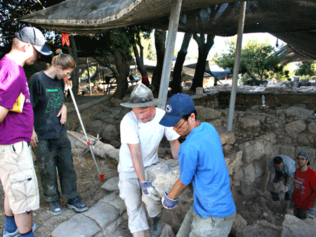 Hauling out Hauling out "the collapse" from Ramat Rahel's Area D1