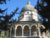 Pilgrims talk about the Mount of Beatitudes Pilgrims talk about the Mount of Beatitudes
