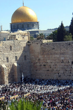 Thousands of pilgrims by the Western Wall